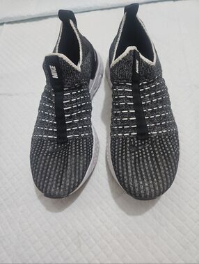 Nike Slip-On Knit Trainers in Black and White Sz 6.5